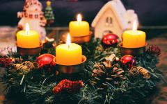 picture of a Christmas wreath with four candles