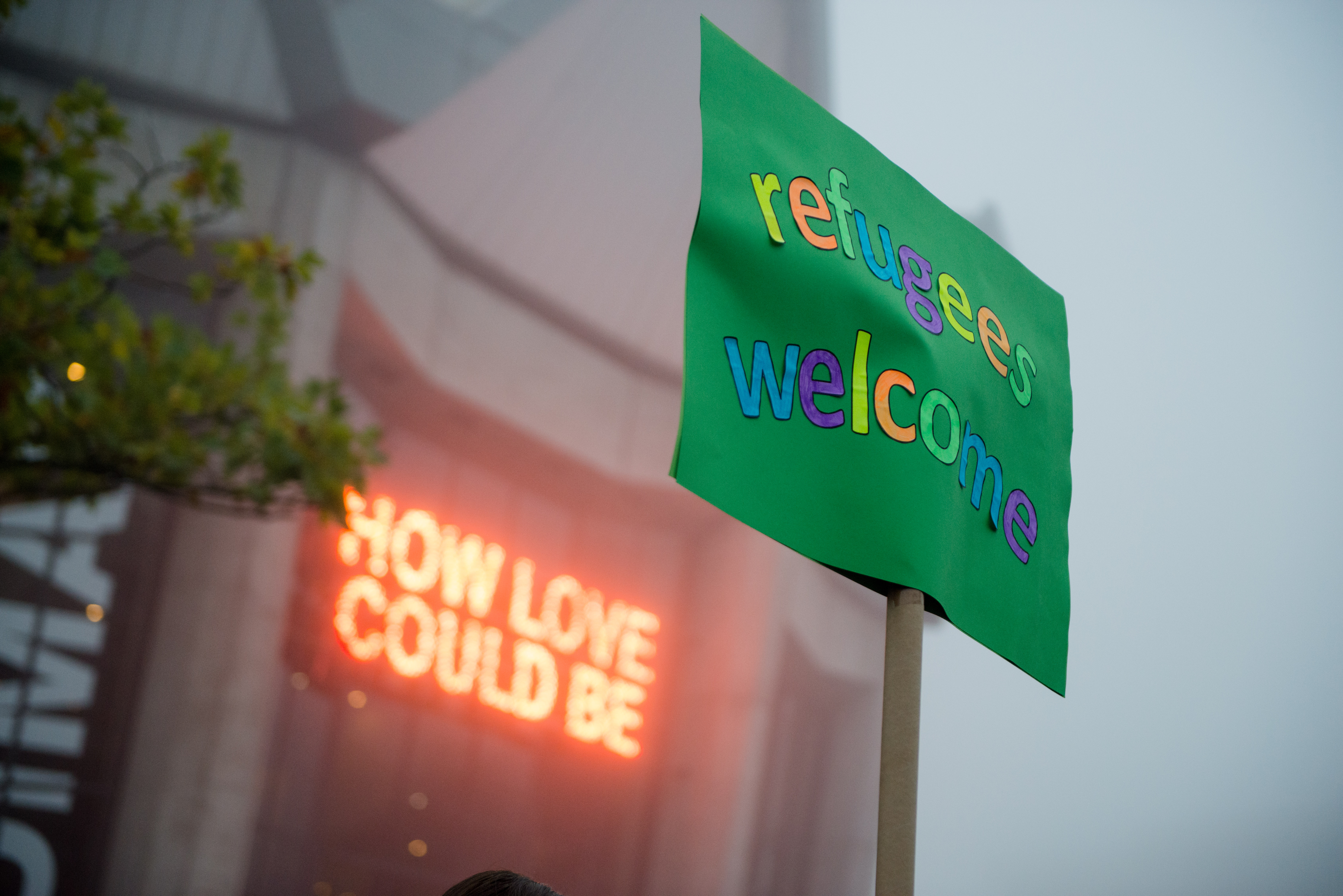 "Refugees Welcome" Pickett-Schild vor dem Audimax
