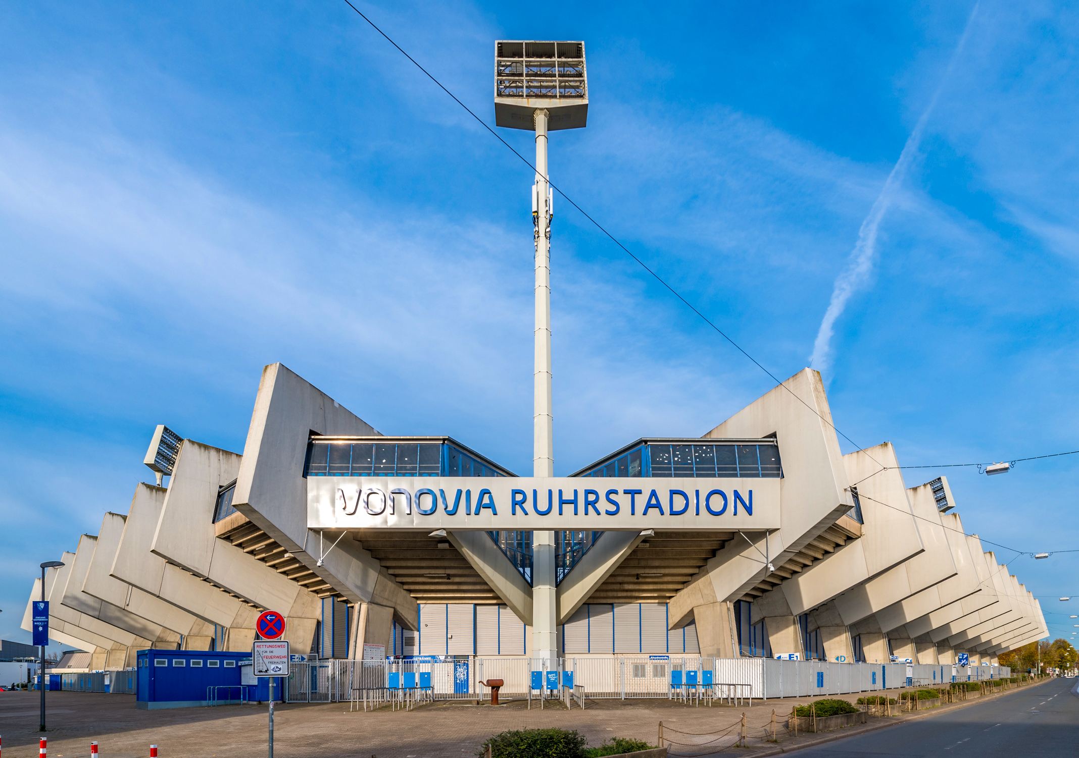 Das Vonovia Ruhrstadion von vorne und der klare blaue Himmel darüber