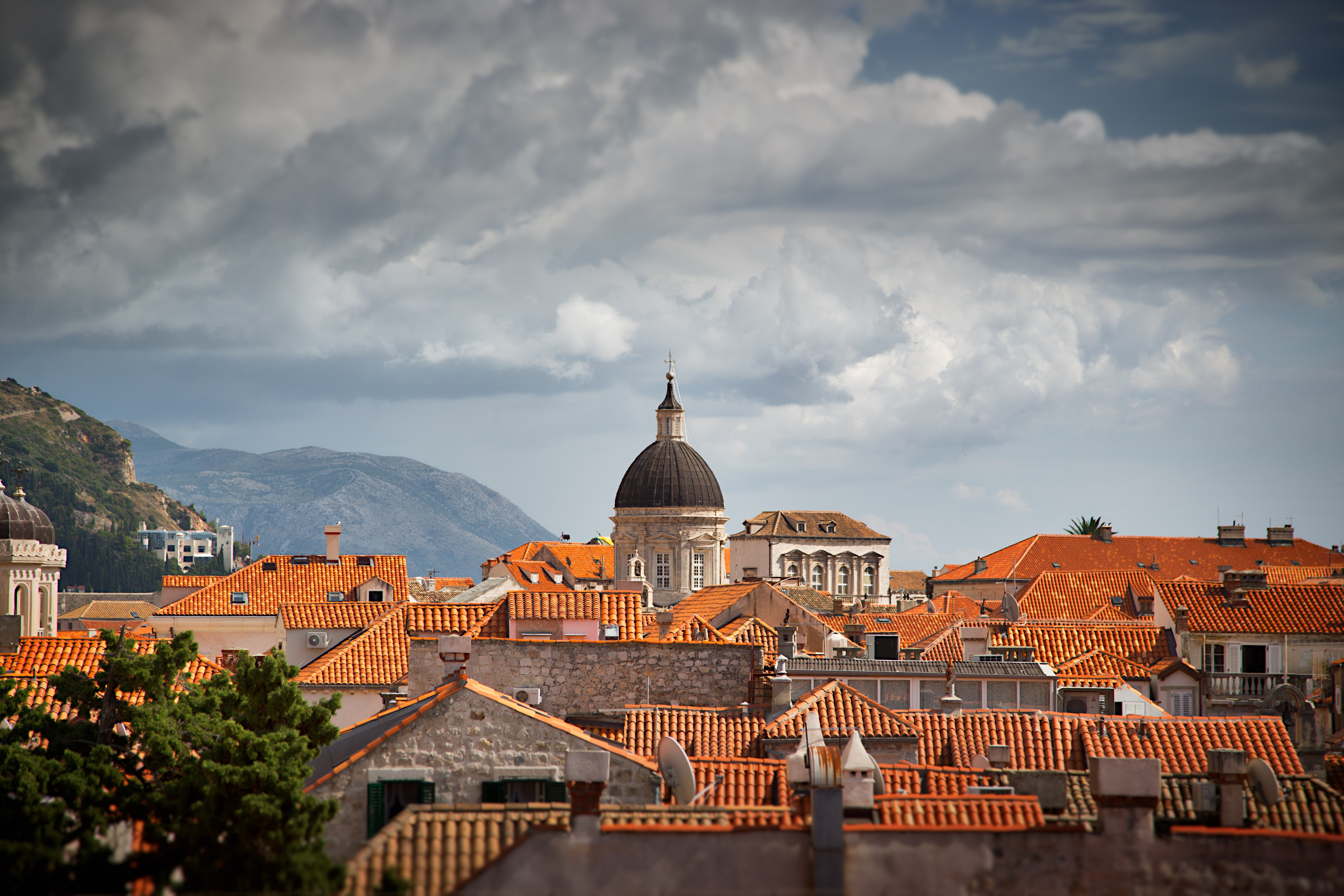Dächer mit roten Ziegeln in Kroatien