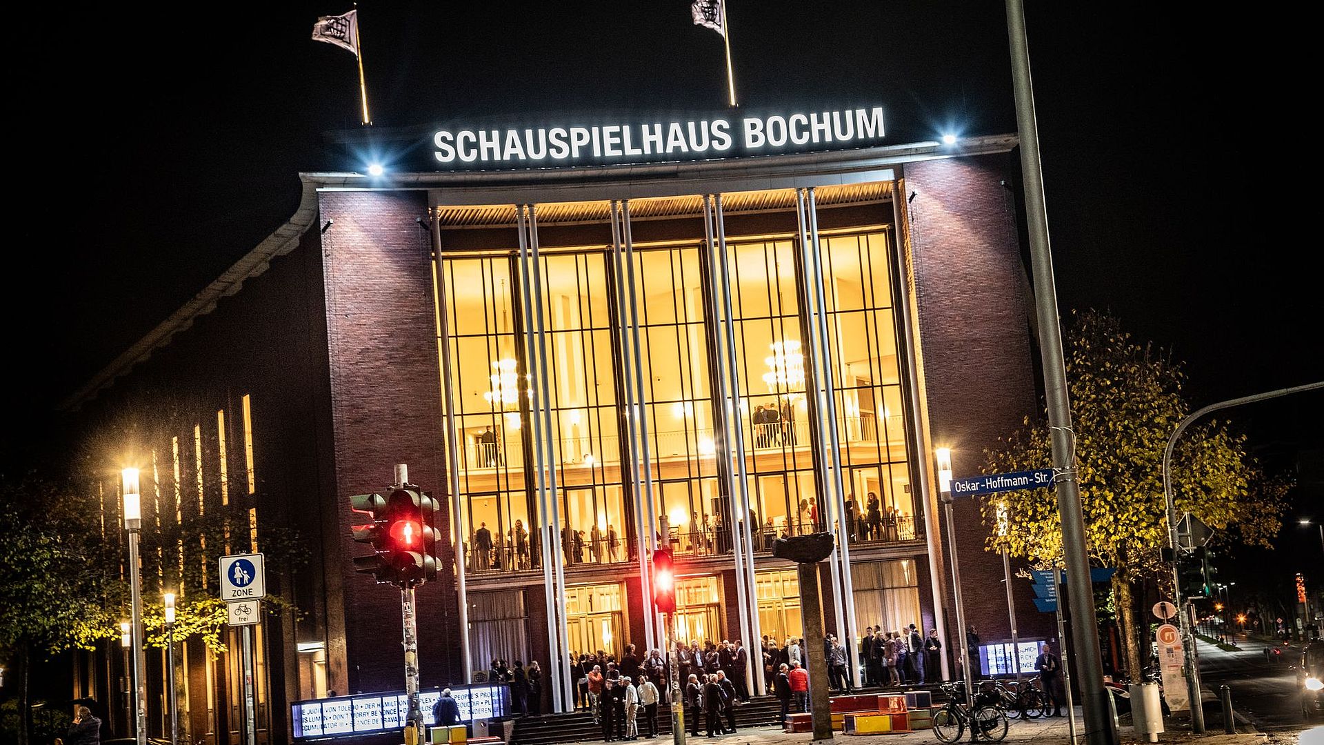Das Schauspielhaus Bochum lebendig mit Besuchern und Lichtern