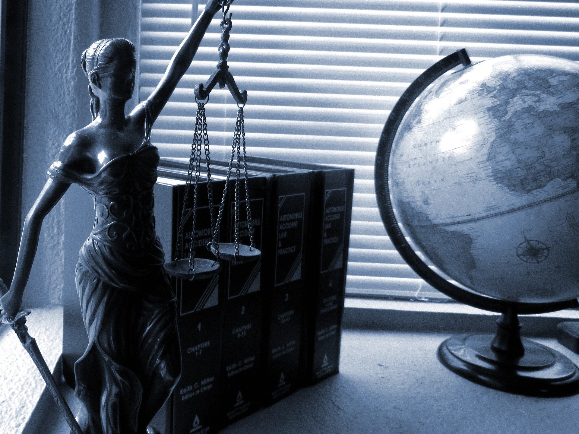 Kleine Statue, Gesetzesbücher und ein Globus