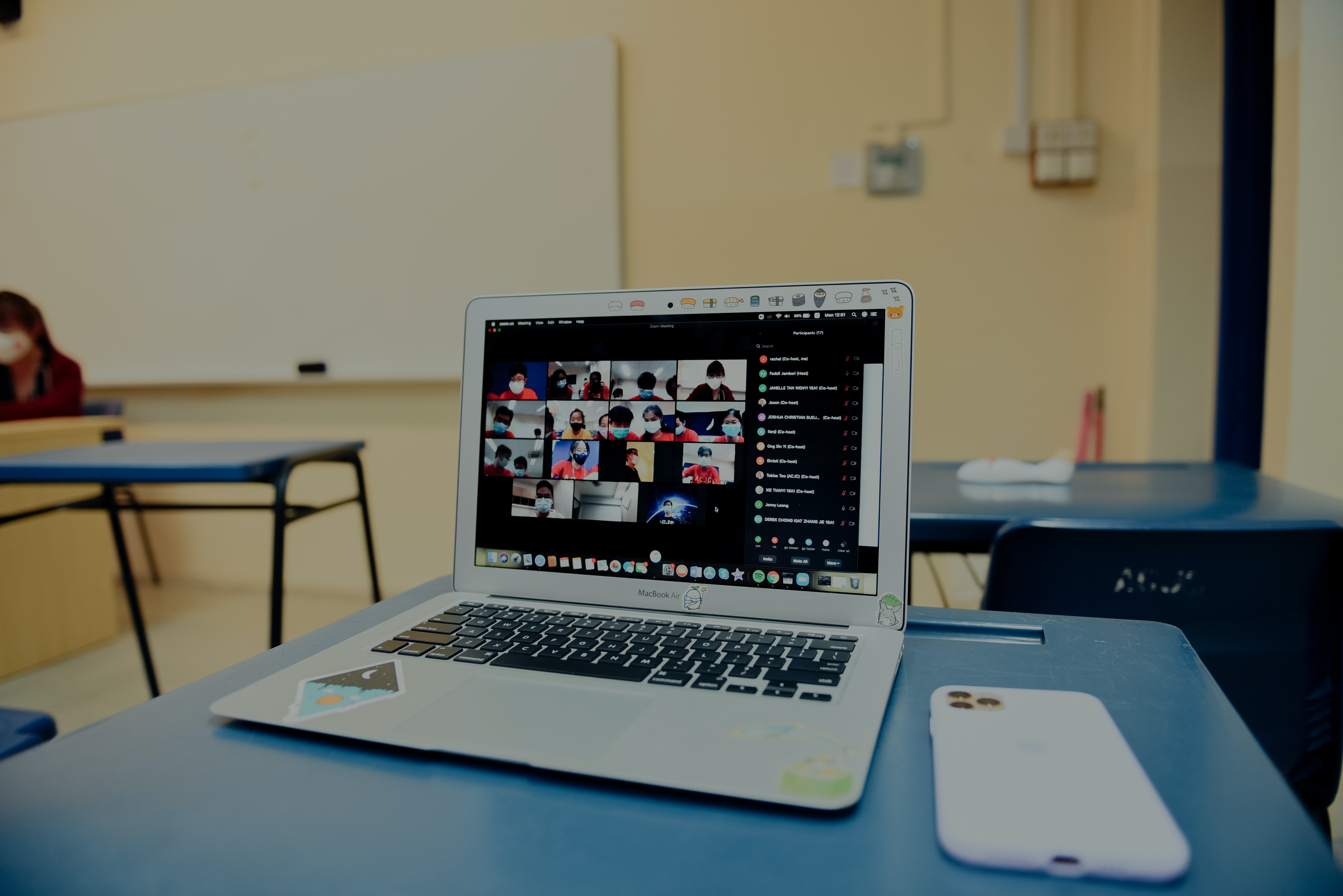 Laptop mit Online Meeting-Teilnehmenden