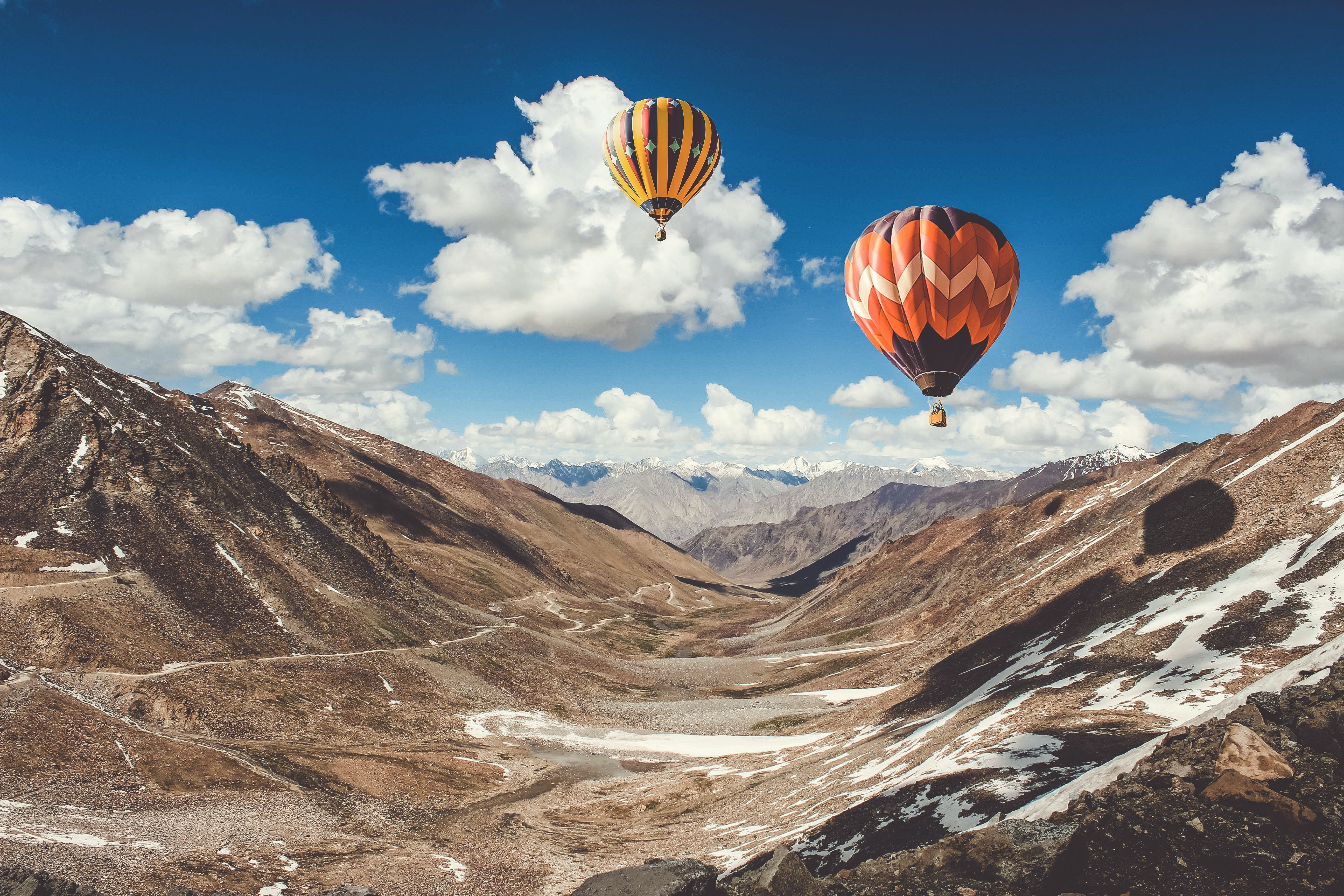 Heißluftballons in Berglandschaft