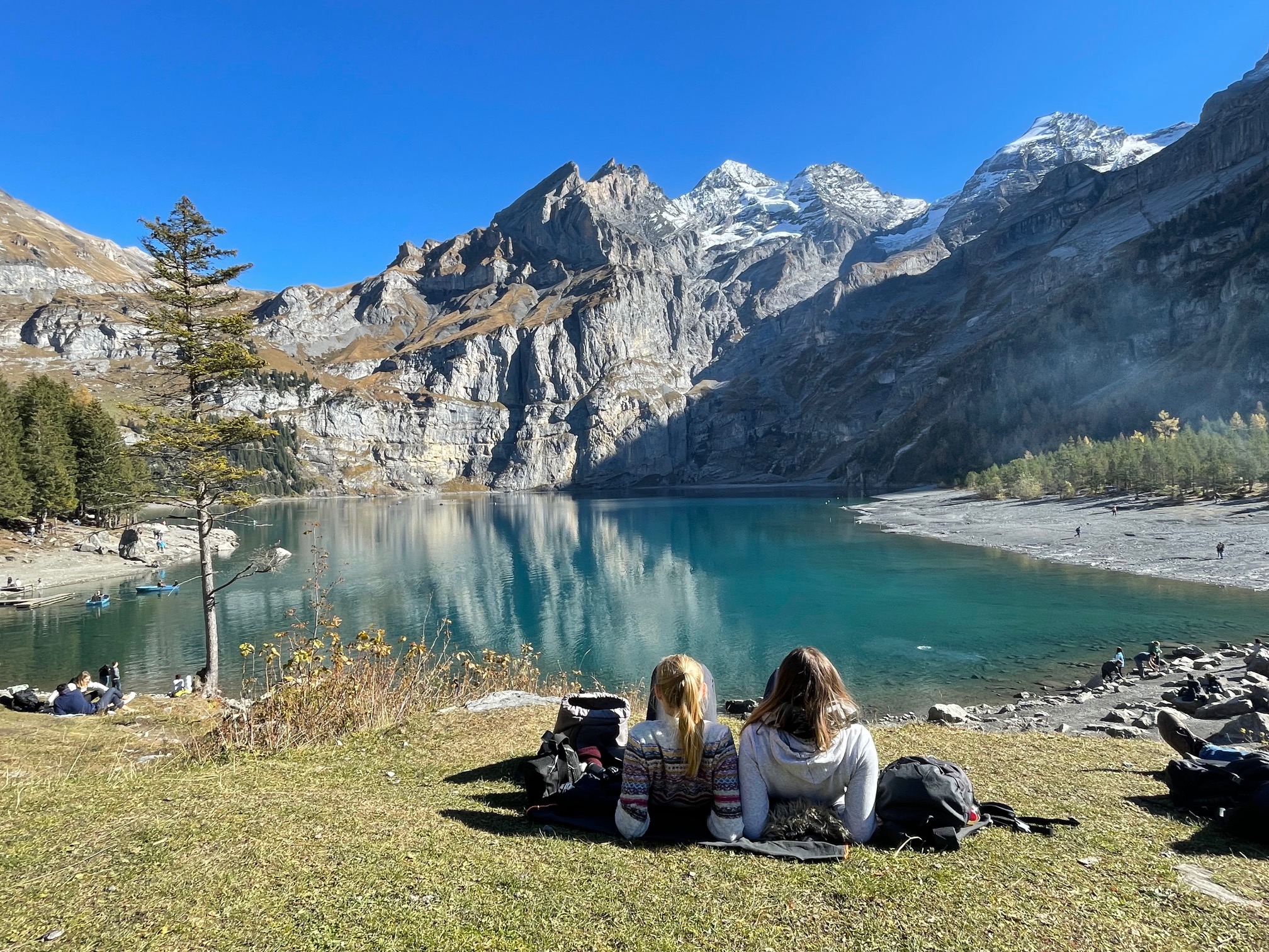 Zwei Studentinnen an einem Bergsee