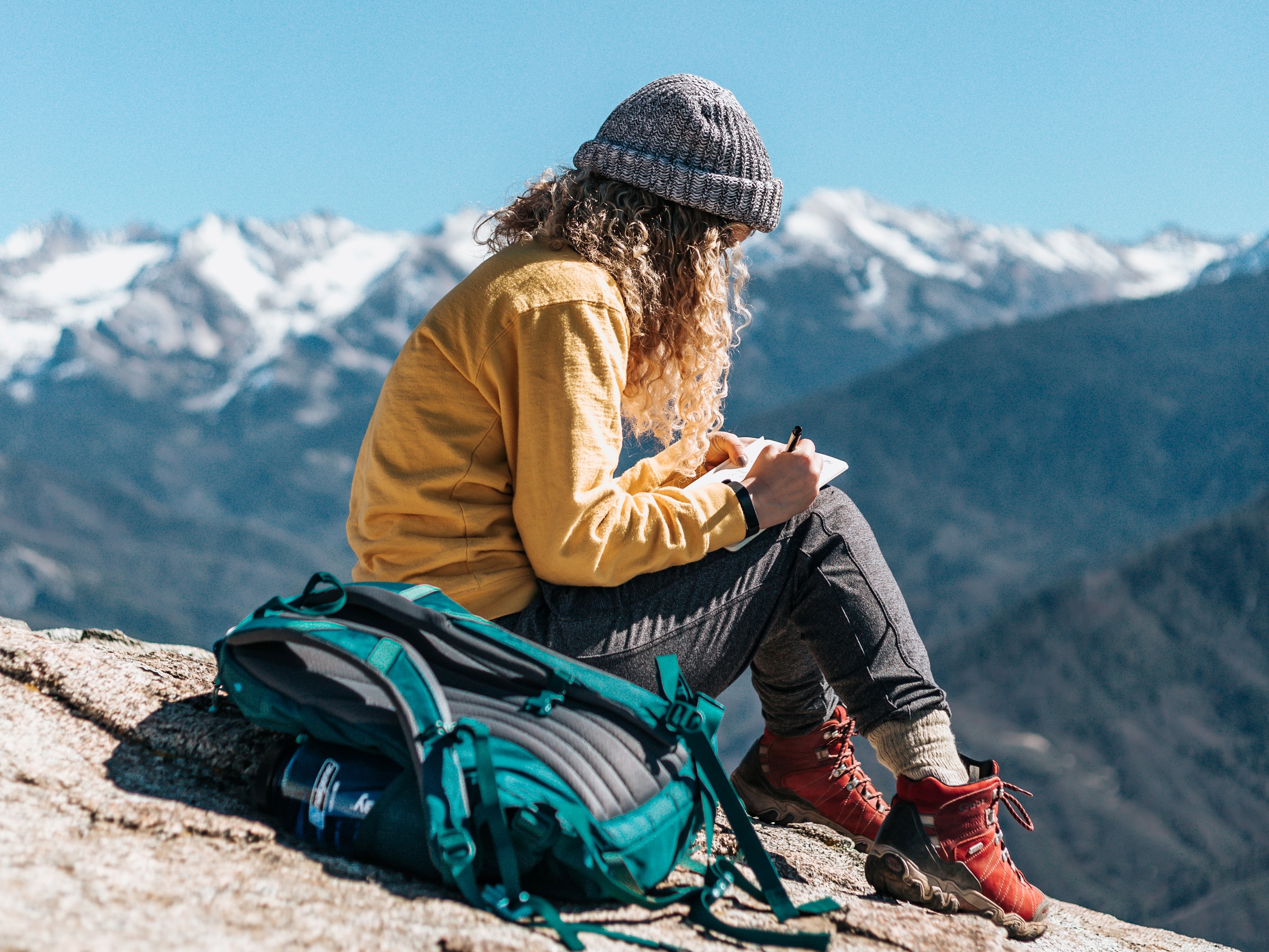 Studentin in einer Berglandschaft