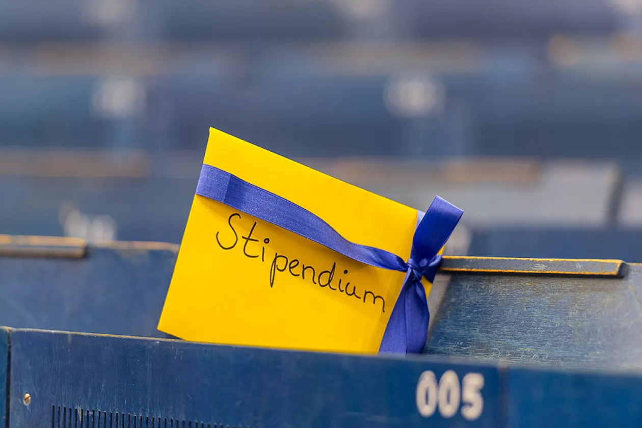 Briefumschlag mit Schleife im Hörsaal