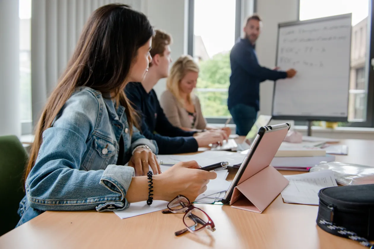 Studierende in einem Seminar