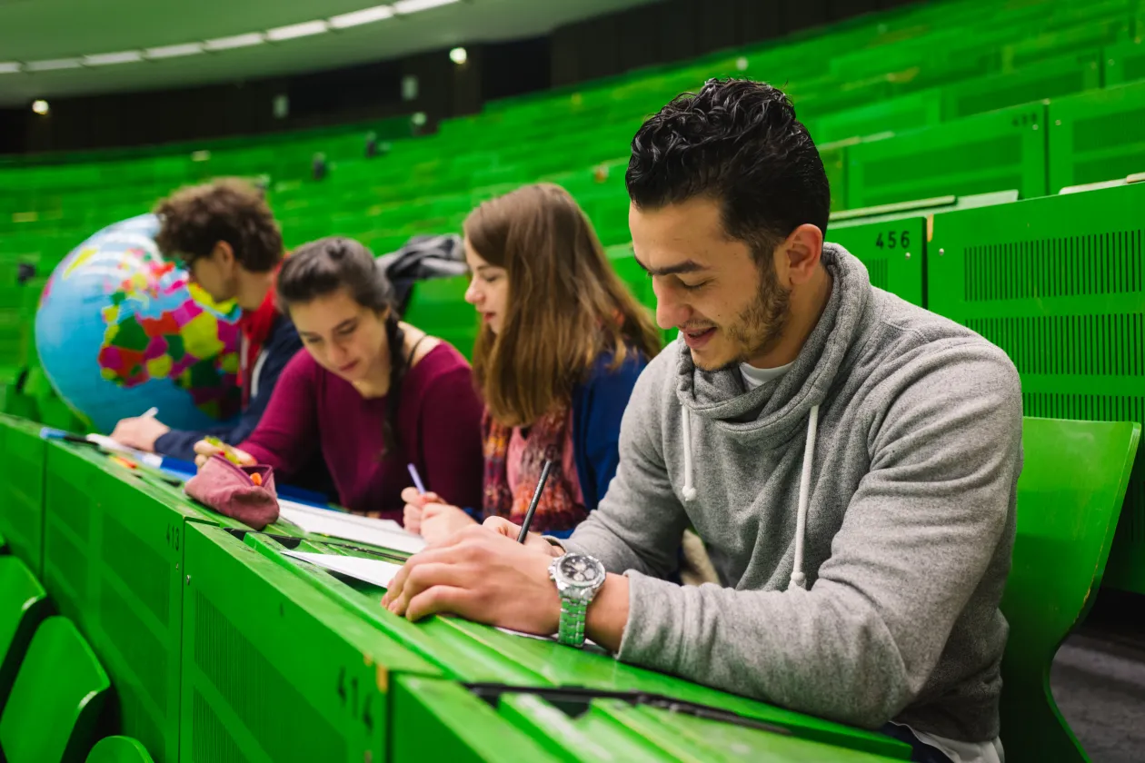 vier Studierende im Hörsaal