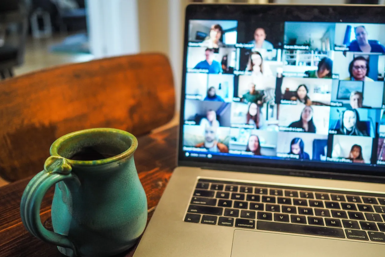Laptop Bildschirm mit Videokonferenz