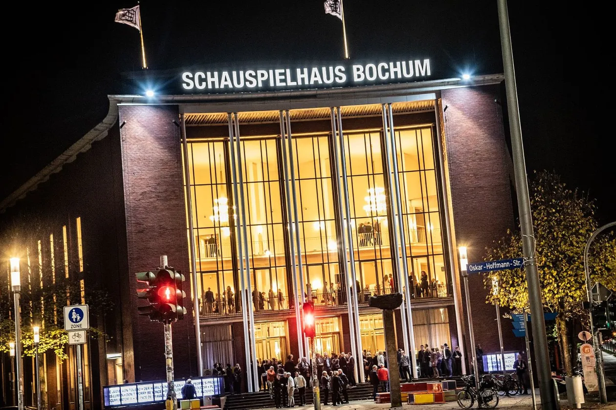 Das Schauspielhaus Bochum lebendig mit Besuchern und Lichtern