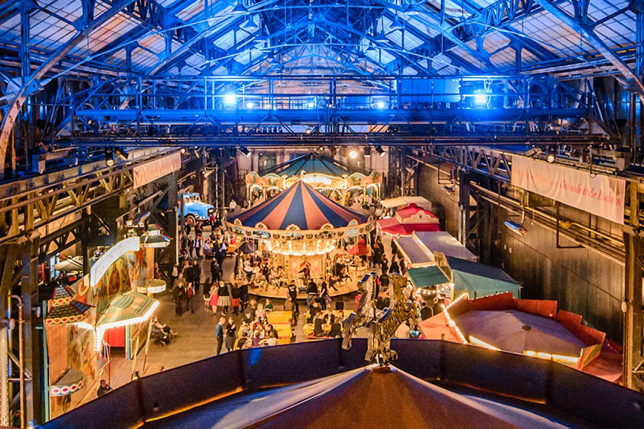 bunter Jahrmarkt/Kirmes in der historischen Jahrhunderthalle Bochum
