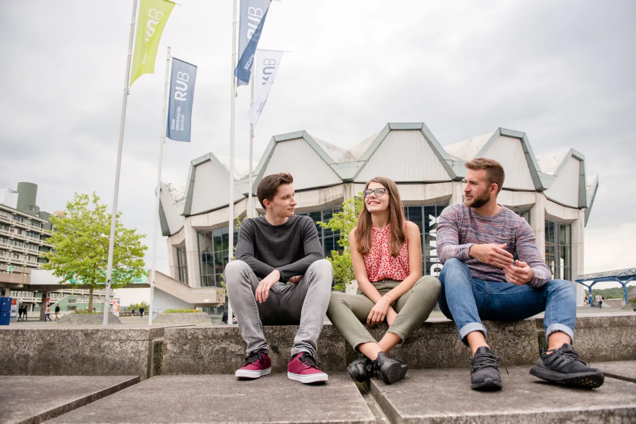 Studierende vor dem Audimax