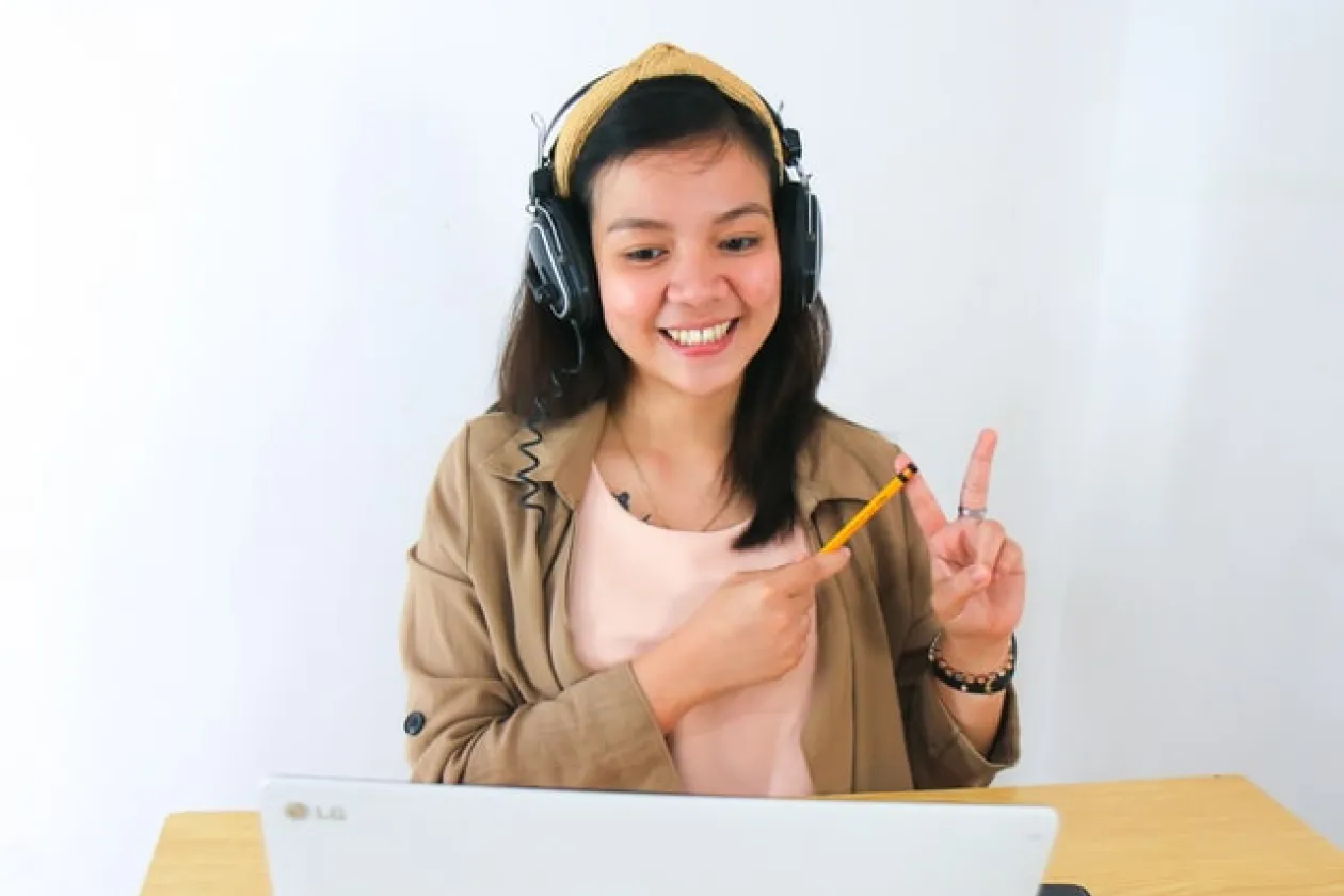 eine Frau beim Sprache lernen online