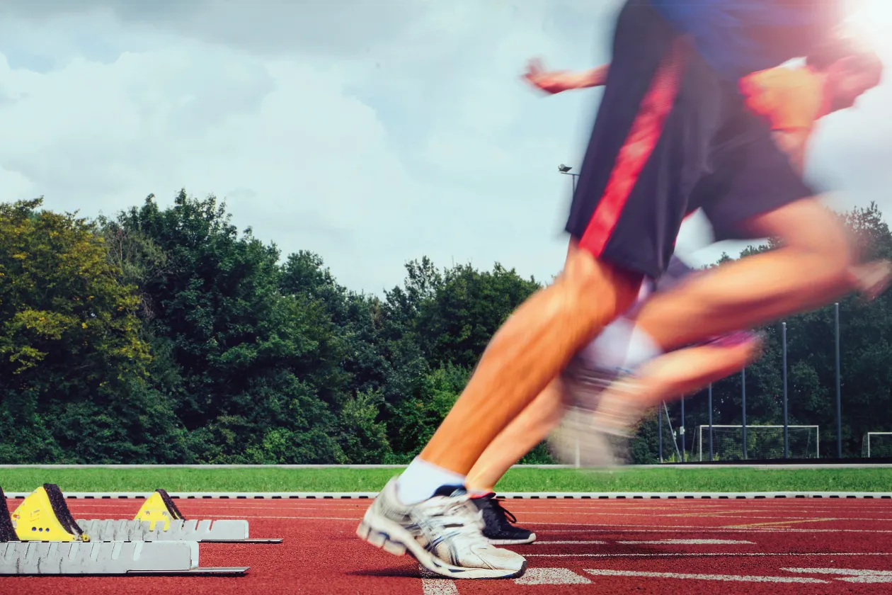 Läufer die den Startblock verlassen