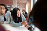 Studentin mit Globus