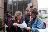 Studierende mit Campusplan