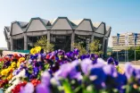Audimax mit Blumen im Vordergrund