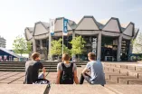 Studierende vor dem Audimax