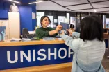 Studierende kauft etwas im Unishop