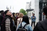 Campus Guide mit Gruppe vor dem SSC