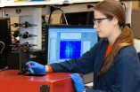 Wissenschaftlerin im Labor mit Probe