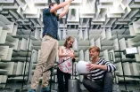 drei Personen bauen ein Experiment auf 