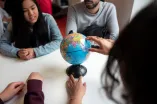 Studierende mit Globus