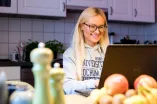 Studierende mit Laptop
