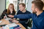 Studierende mit Laptop
