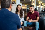zwei geflüchtete Schuler:in werden im Cafe berät