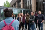 Gruppe Studierende auf dem Campus