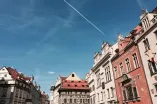 Häuserfassaden vor blauem Himmel