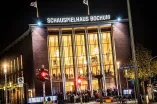 Das Schauspielhaus Bochum lebendig mit Besuchern und Lichtern