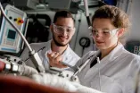 Studierende / Doktoranden im Fach Maschinenbau in einem Labor der RUB