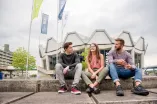 Studierende vor dem Audimax