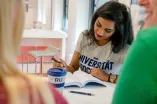 Studierende lernt in Cafeteria