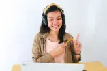 eine Frau beim Sprache lernen online