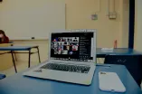 Laptop mit Online Meeting-Teilnehmenden