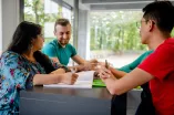 Studierende am Tisch