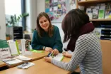 Beratung einer internationalen Studierenden im Büro