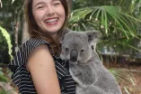 Alina Kubis mit einem Koala auf dem Arm