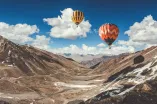 Heißluftballons in Berglandschaft