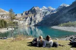 Zwei Studentinnen an einem Bergsee