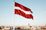 Flagge Lettlands und Riga im Hintergrund