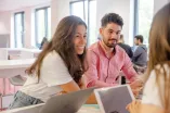 Studierende an Laptops