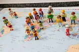 Weltkarte mit Playmobilfiguren