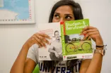 Eine Frau mit dem Buch Studien- und Berufswahl
