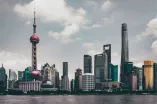 Skyline mit dem Oriental Pearl Tower in Shanghai, China