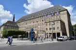 Das Bochumer Rathaus mit Personen und U-Bahn-Station im Vordergrund